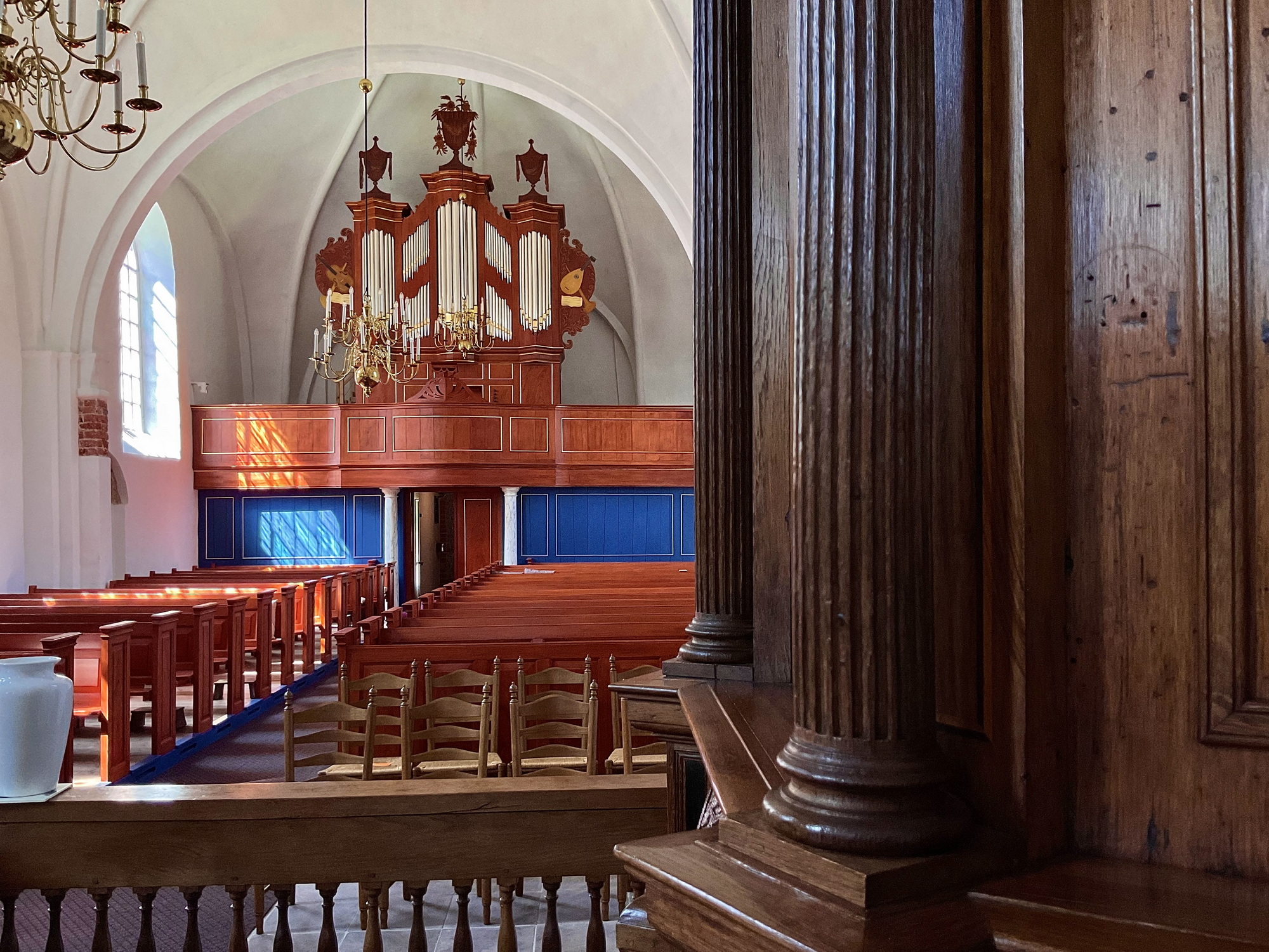 Doorkijkje vanaf de preekstoel in de richting van het orgel. Foto: Jur Kuipers, 2023.